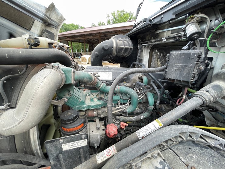2011-volvo-10-image-29
