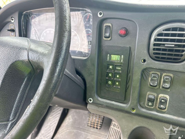 2009-freightliner-m2-106-image-23