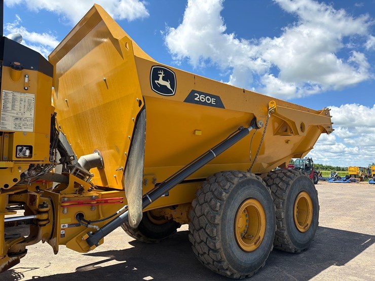2023-deere-260e-image-8