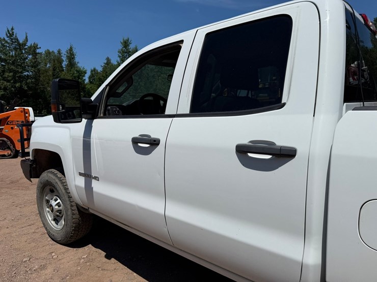 2019-chevrolet-2500hd-image-21
