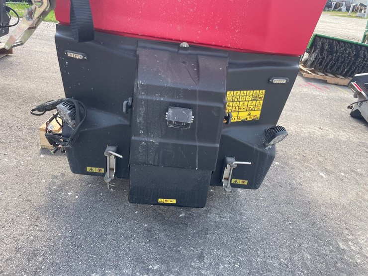 #4886-•-boss-vbx+-9000-poly-salt-spreader-image-10