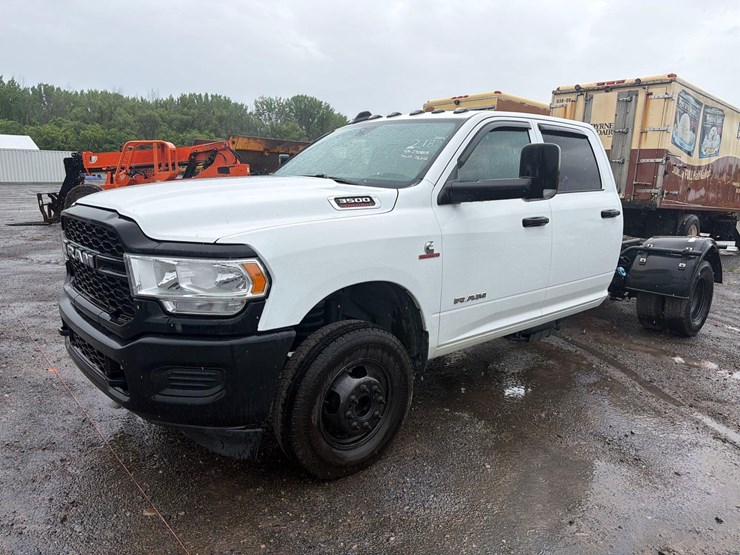 2022-dodge-3500-image-2