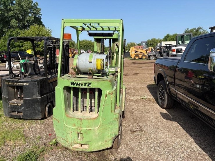 white-725-forklift-image-4