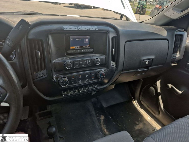 2015-chevrolet-silverado-3500hd-image-16