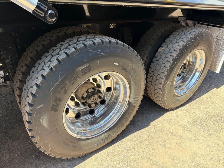 2026-peterbilt-589-image-9