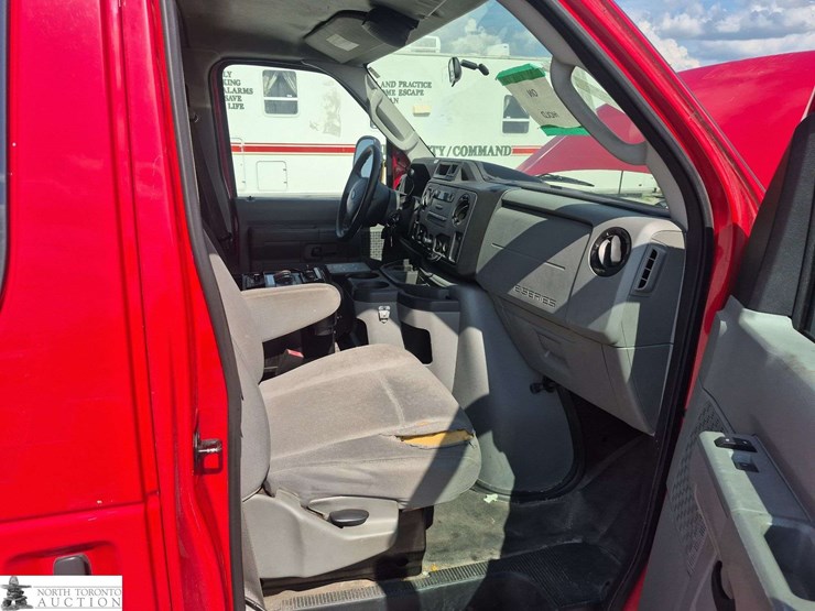 2012-ford-cargo-image-28