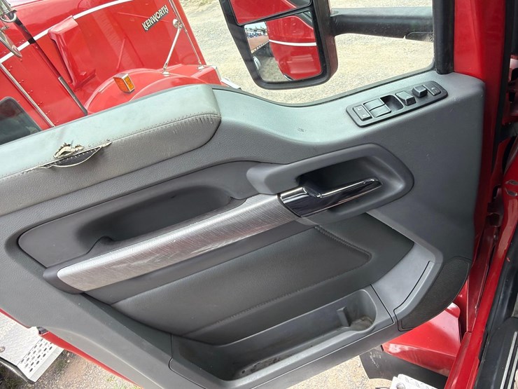 2015-kenworth-t880-image-25