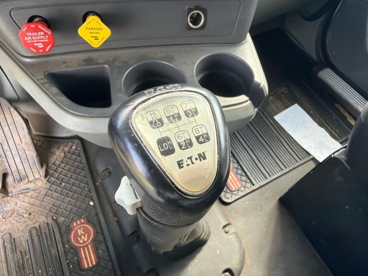 2021-kenworth-t880-image-18