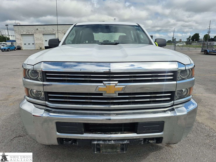 2017-chevrolet-silverado-2500hd-image-2