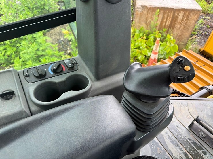 2018-caterpillar-d3k2-lgp-image-22