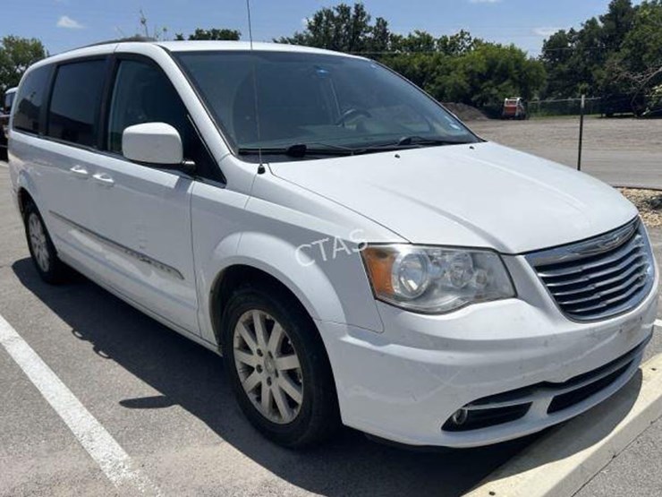 2014-chrysler-town-&-country-image-3