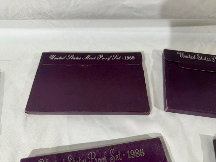 #40044-•-(10)-u.s.-mint-coinsets-from-1980's-image-7