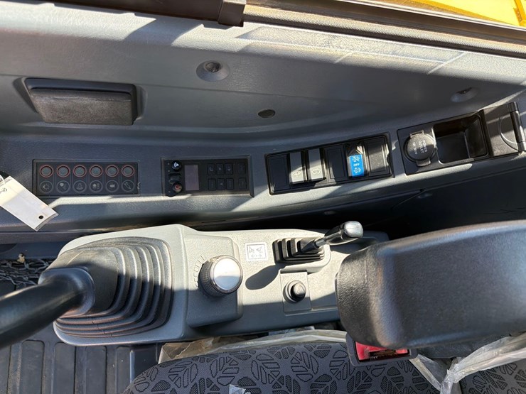 2019-new-holland-e60c-image-27