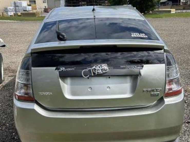 #5-•-2005-toyota-prius-image-5
