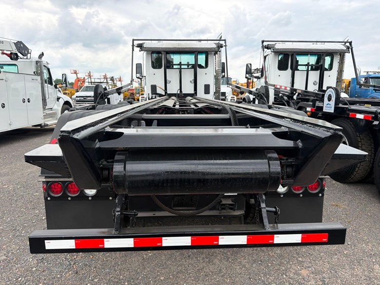 2025-kenworth-t880-image-6