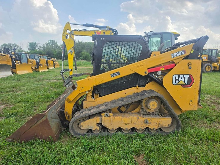 2021-caterpillar-299d3-image-1