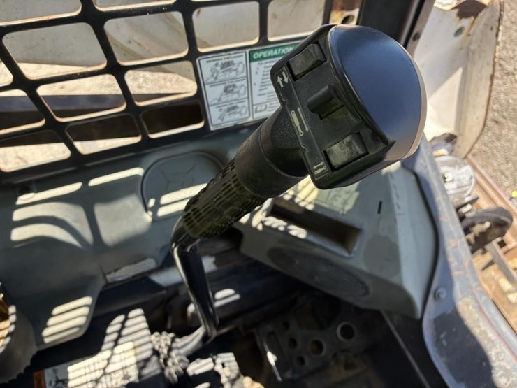 2013-bobcat-t590-image-21