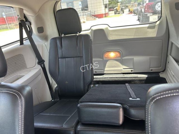 2014-chrysler-town-&-country-image-15