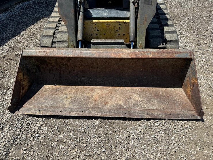 new-holland-c185-image-10