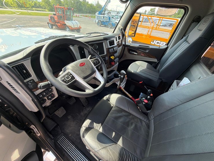 2026-peterbilt-589-image-22