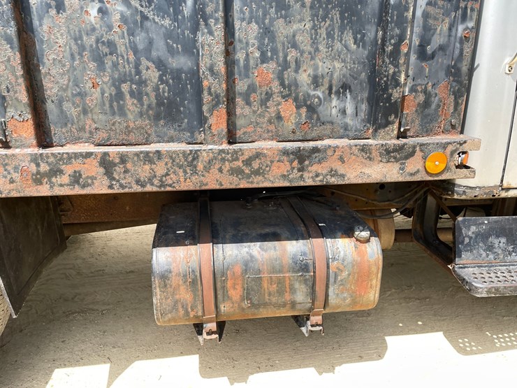 #204-•-1988-international-straight-truck-(has-wi-title)-image-28
