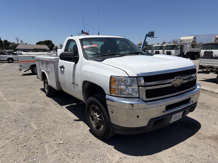 2011-chevrolet-silverado-2500-image-2