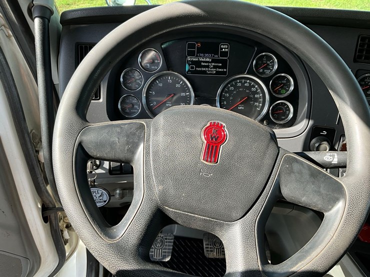 2021-kenworth-t880-image-18