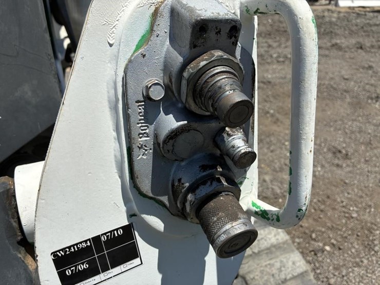 2016-bobcat-t740-image-11