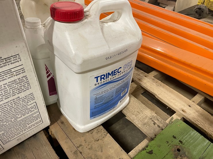 #8756-•-pallet-of-various-insecticides-and-fertilizer-image-8
