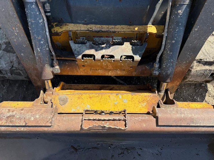 deere-323d-image-10