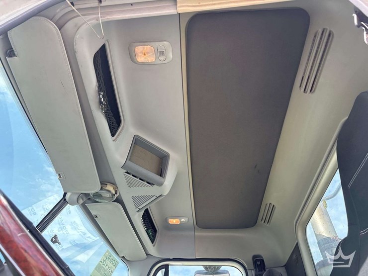 2007-freightliner-columbia-120-image-30