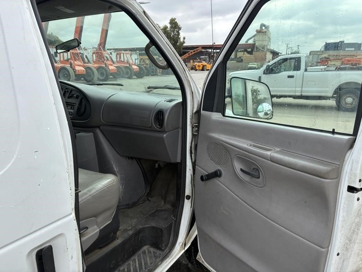2001-ford-e250-image-19
