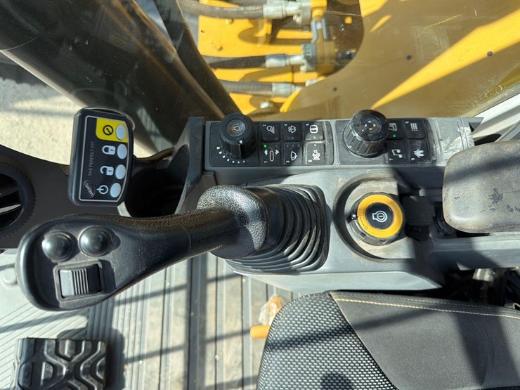 2023-caterpillar-340-image-32