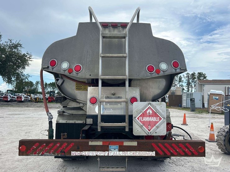 2009-freightliner-m2-106-image-31