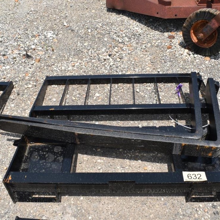 SKID STEER PALLET FORK