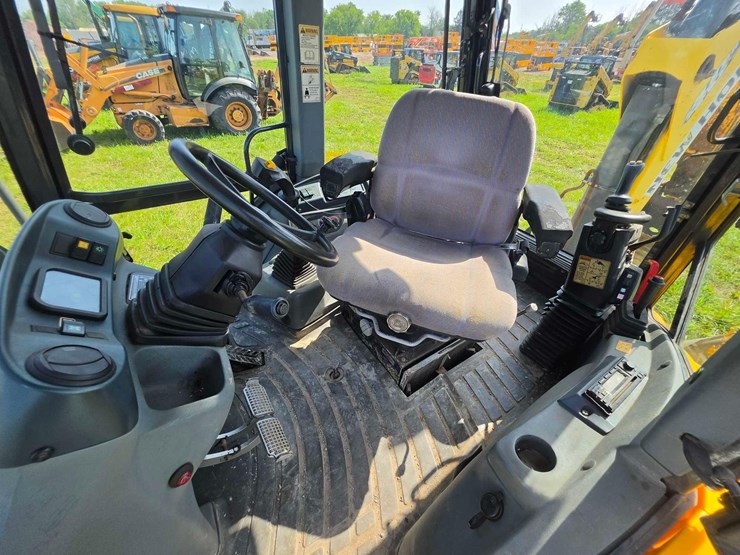 new-holland-b95-image-17