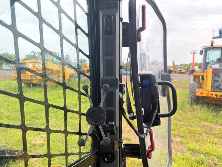 2026-caterpillar-255-image-23