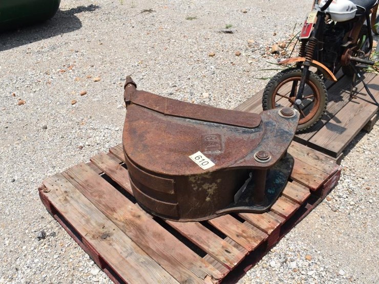 14"-cat-backhoe-bucket-image-1