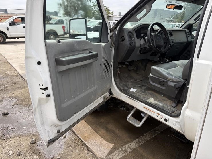 2012-ford-f550-xl-image-11