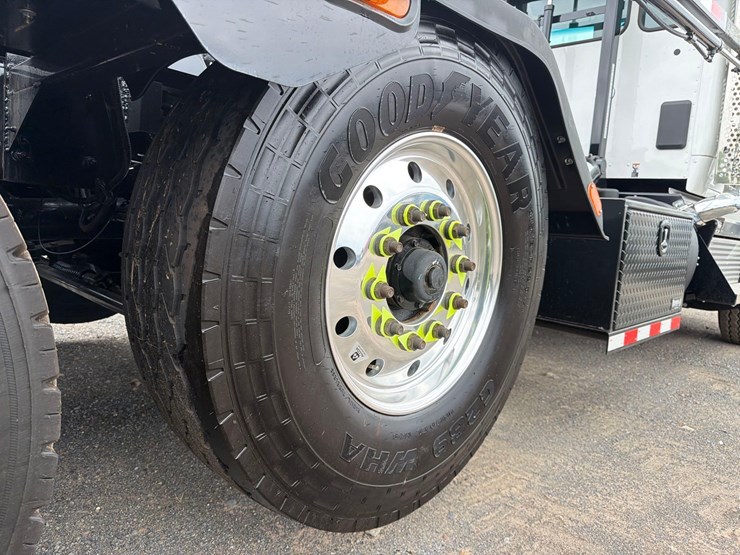 2025-kenworth-t880-image-12