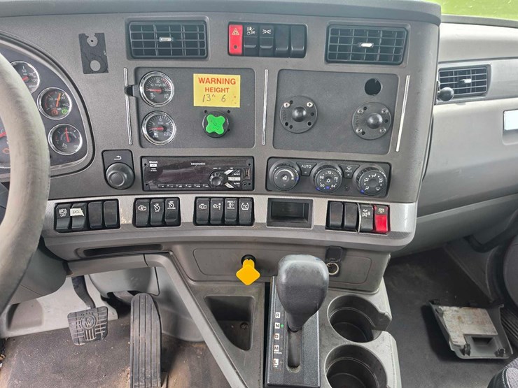 2015-kenworth-t880-image-17