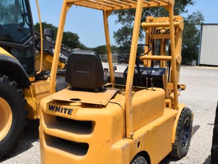 white-forklift-(not-running)-(serial-#-not-found)-(showing-appx-1,745-hours-image-6