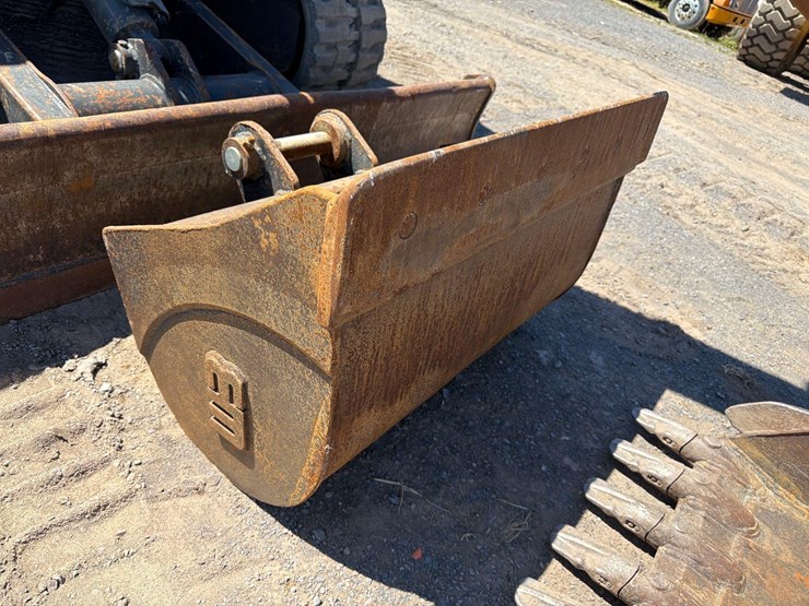 2019-new-holland-e60c-image-24