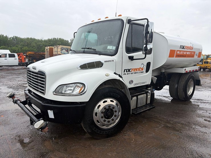 2015-freightliner-m2-106-image-2