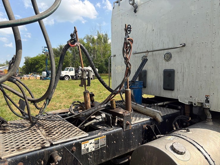 2021-kenworth-t880-image-10