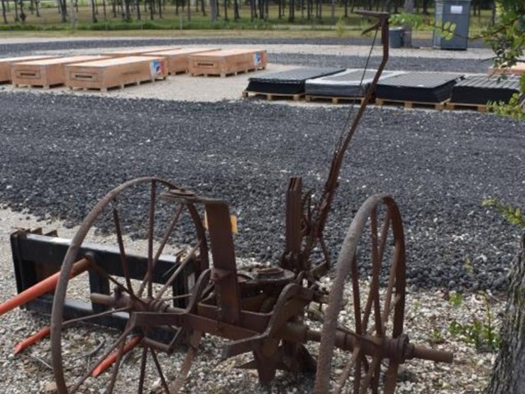 antique-one-row-planter-image-2