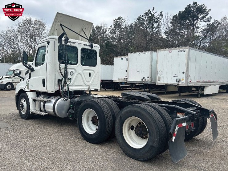 2020-freightliner-cascadia-126-image-2