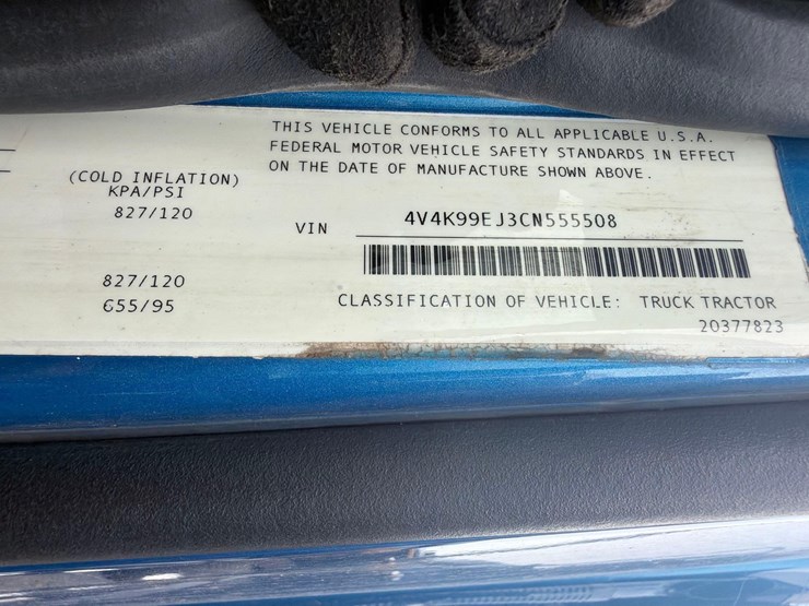 2012-volvo-vhd64-image-22