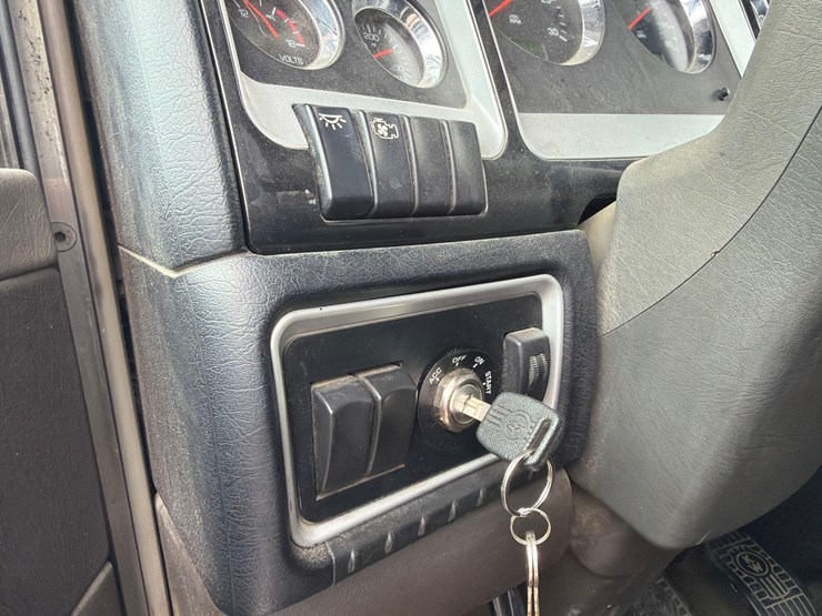 2013-kenworth-t880-image-22