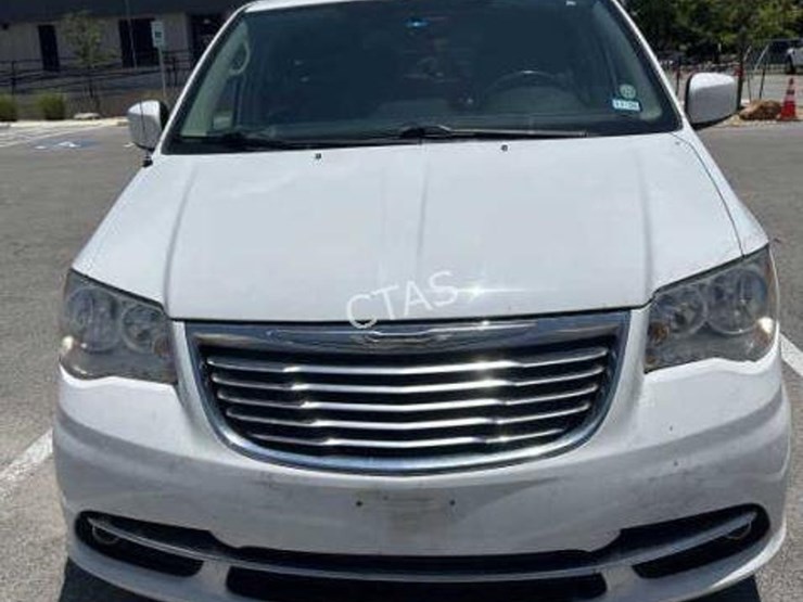 2014-chrysler-town-&-country-image-2